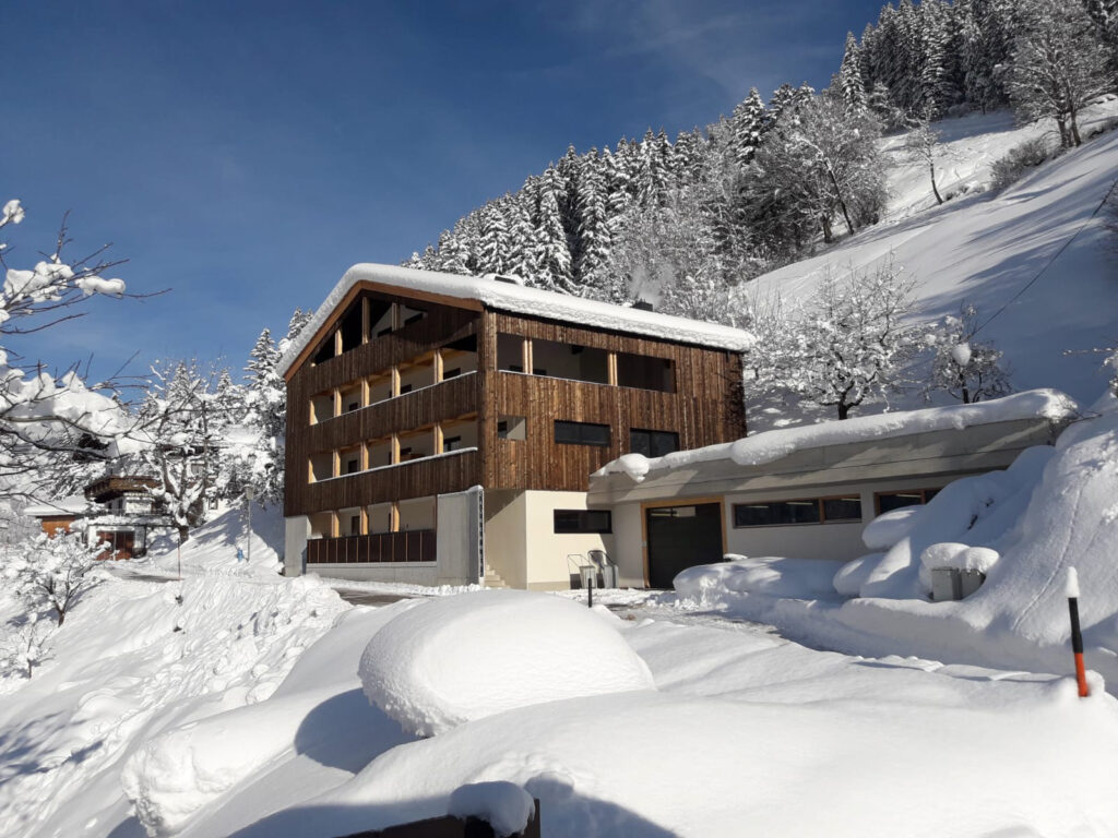 Mit den Mayrhofner Bergbahnen auf den Penken oder in die Zillertal Arena - hunterte Pistenkilometer warten auf Sie.